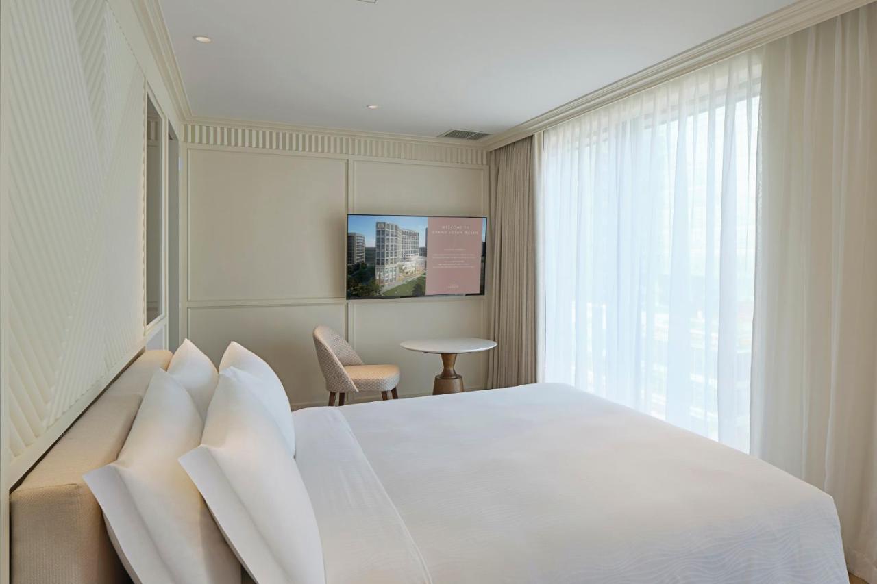 Grand Josun Pusan Zewnętrze zdjęcie A bedroom at the hotel