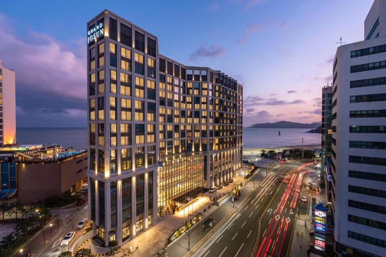 Grand Josun Pusan Zewnętrze zdjęcie The hotel at night